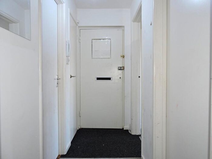 2 Bedroom Flat For Sale In Putney Road, Enfield, Middlesex, EN3