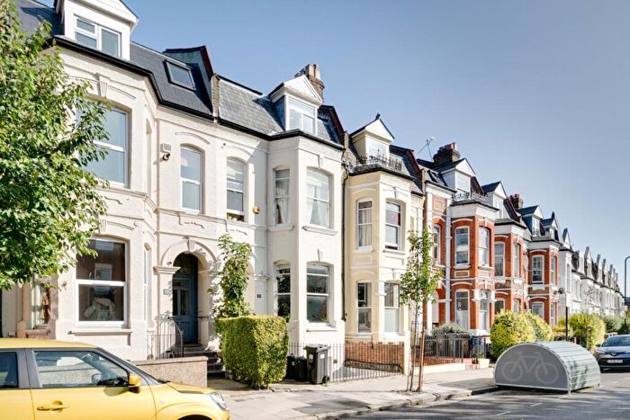 2 Bedroom Flat To Rent In Clissold Crescent London, N16