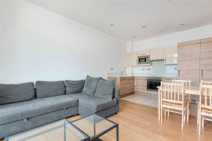 2 Bedroom Flat To Rent In Wandsworth Road, London, SW8