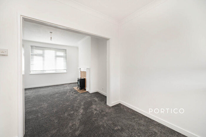 1 Bedroom Flat To Rent In Eastern Avenue, IG2