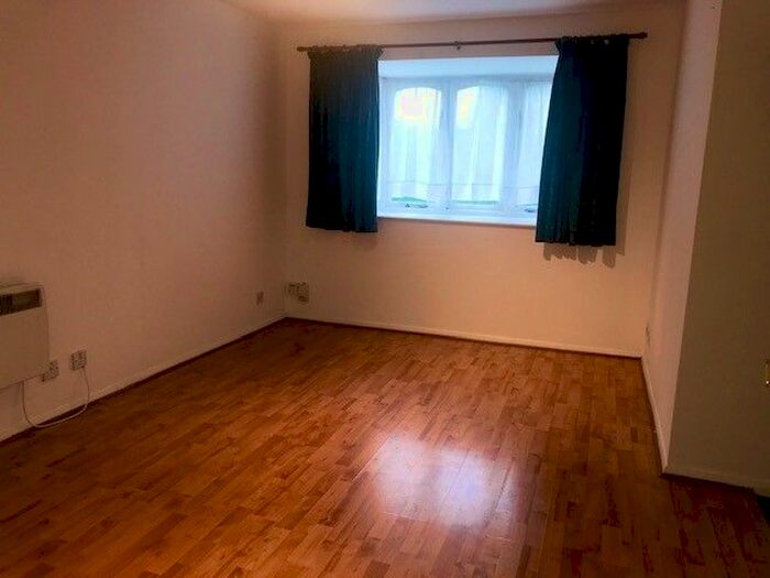 1 Bedroom Flat To Rent In Percy Gardens, Worcester Park, KT4