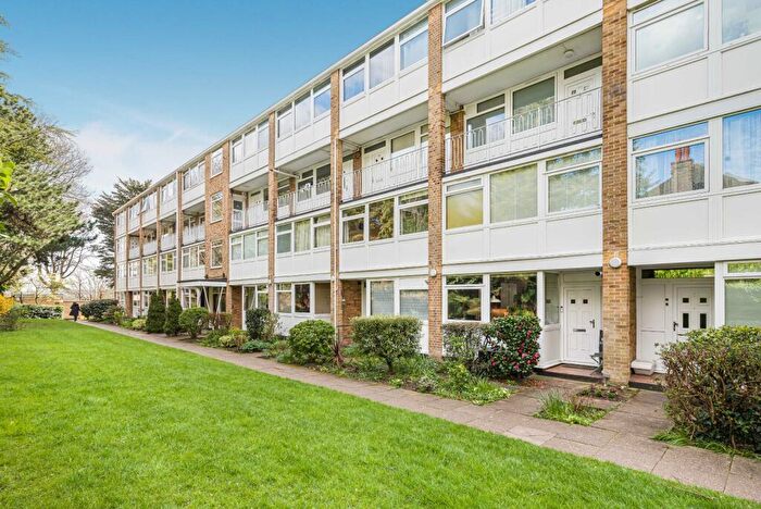 2 Bedroom Maisonette For Sale In Tarnwood Park, Eltham, London, SE9