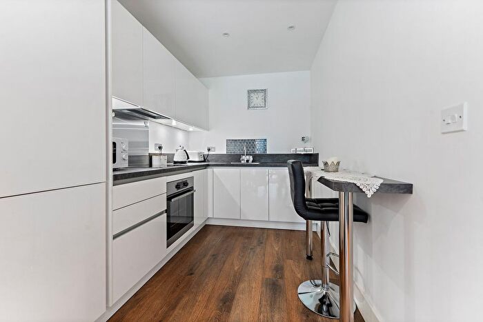 1 Bedroom Flat For Sale In Mill Mead, Staines-Upon-Thames, TW18