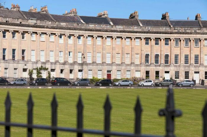 1 Bedroom Apartment To Rent In Royal Crescent, BA1