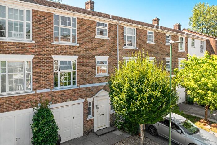 4 Bedroom Terraced House For Sale In Heathfield Close, Midhurst, GU29