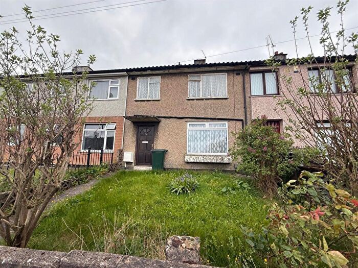 3 Bedroom Town House For Sale In Kesteven Road, Holmewood, Bradford, BD4