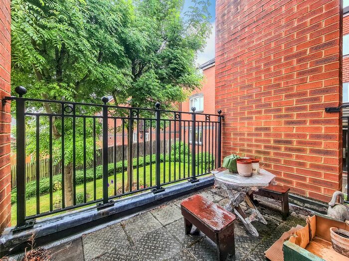 3 Bedroom Flat To Rent In Regency Crescent, Hendon, London, NW4