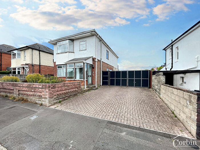 3 Bedroom Detached House For Sale In Howeth Road, Bournemouth, BH10