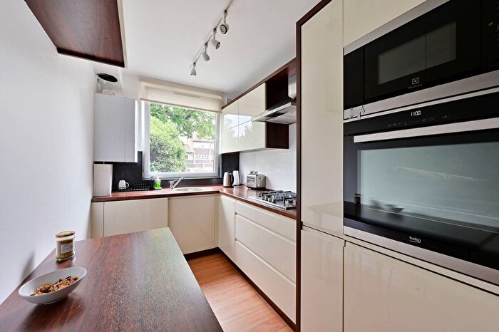 2 Bedroom Flat To Rent In Victoria Drive, Southfields, London, SW19