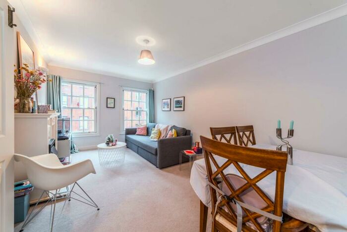 2 Bedroom Flat To Rent In Amwell Street, Finsbury, London, EC1R