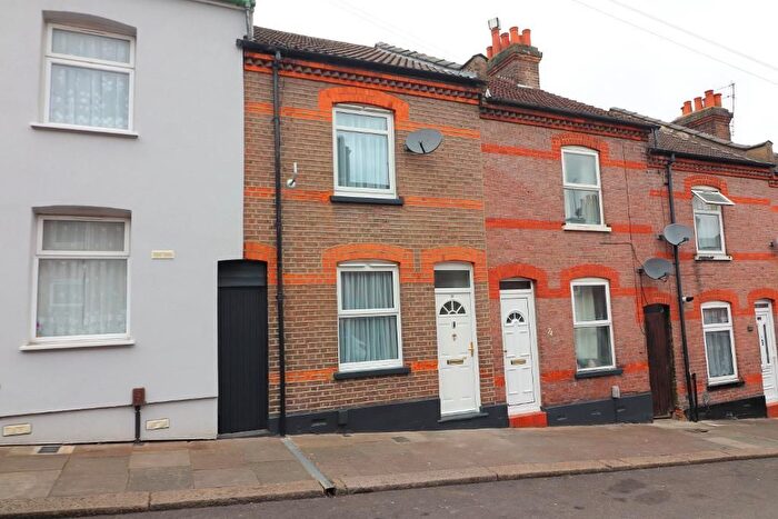 2 Bedroom Terraced House For Sale In Cambridge Street, Luton, Bedfordshire, LU1