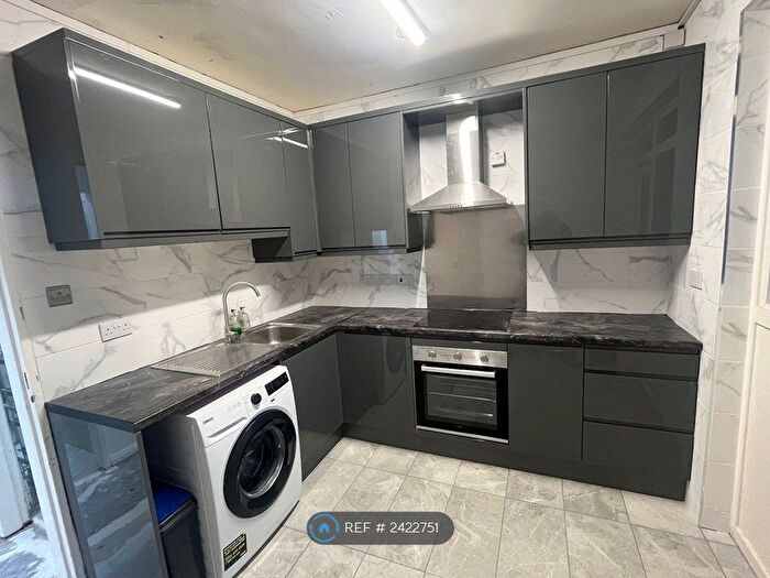 3 Bedroom Flat To Rent In Chaucer House, London, SW1V