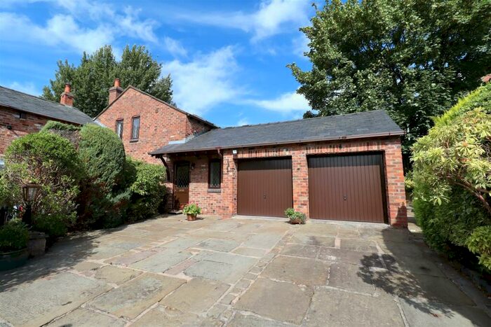 3 Bedroom Link Detached House To Rent In Roan Mews, Macclesfield, SK11