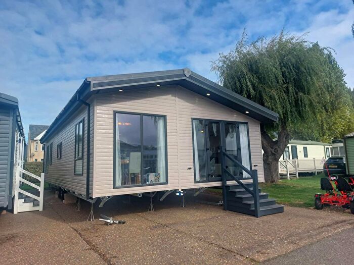 3 Bedroom Mobile/park Home For Sale In Manor Road, Hunstanton, Norfolk, PE36