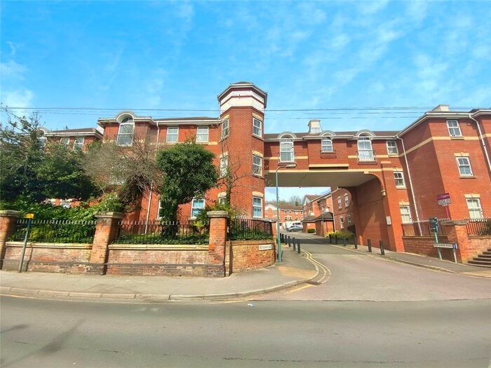 2 Bedroom Flat To Rent In Old School Place, Maidstone, Kent, ME14