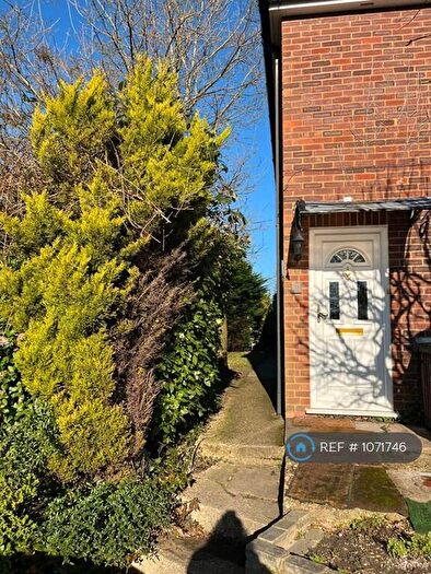 2 Bedroom Maisonette To Rent In Hinton Close, Crowthorne, RG45