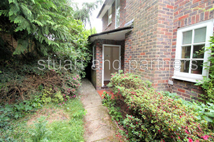 2 Bedroom Flat To Rent In Greenways, Haywards Heath, RH16