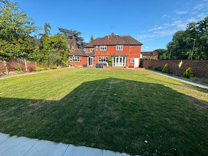 4 Bedroom Detached House To Rent In High Road, Chigwell, Essex, IG7