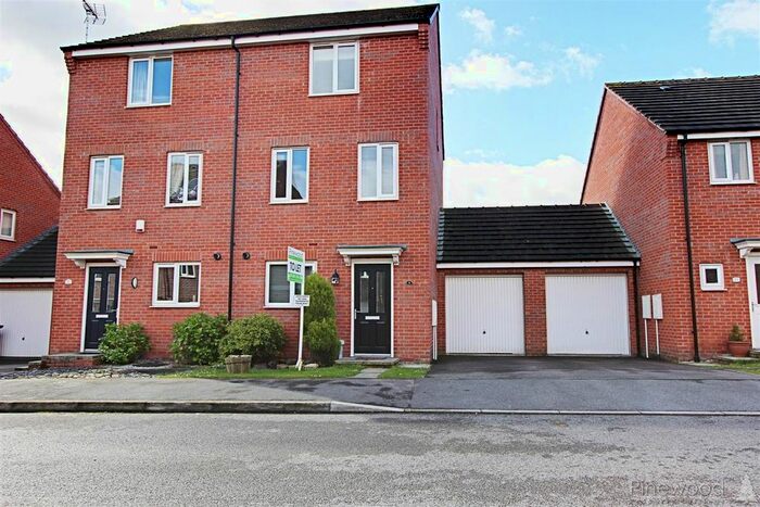 4 Bedroom Semi-Detached House To Rent In Hetton Drive, Clay Cross, Chesterfield, Derbyshire, S45