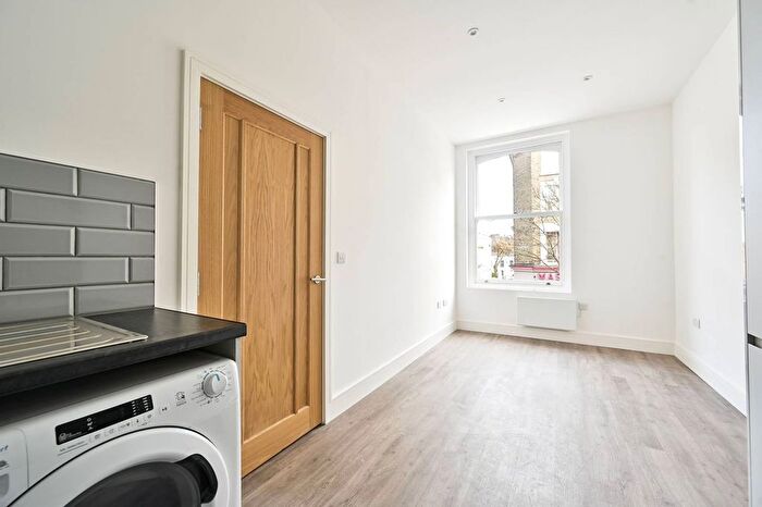 3 Bedroom Flat To Rent In Earls Court Road, Earls Court, London, SW5