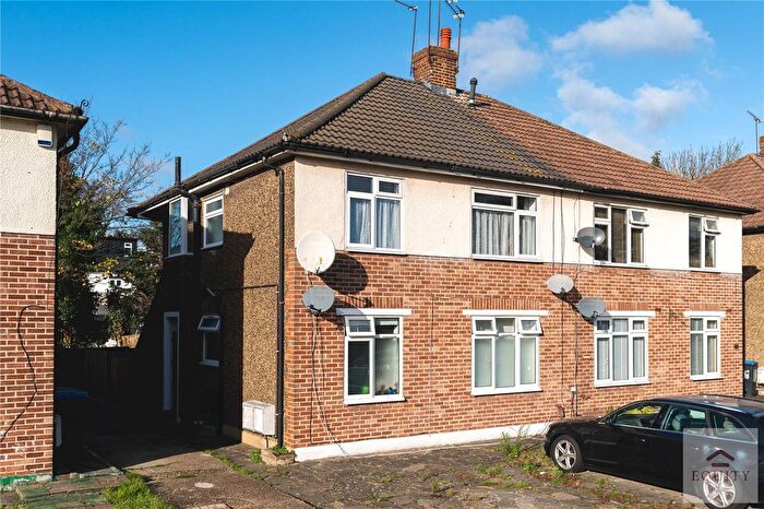 2 Bedroom Maisonette For Sale In Lyndhurst Gardens, Enfield, EN1