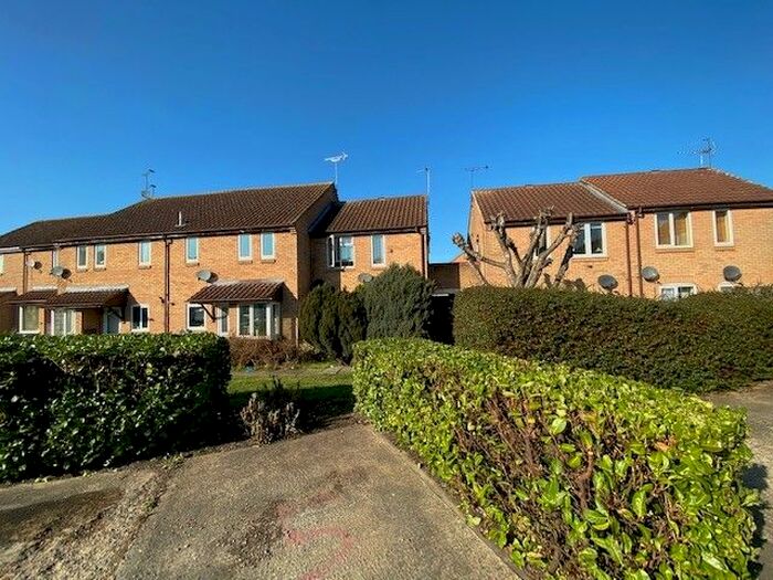 1 Bedroom Flat To Rent In Foster Close, Aylesbury, HP20