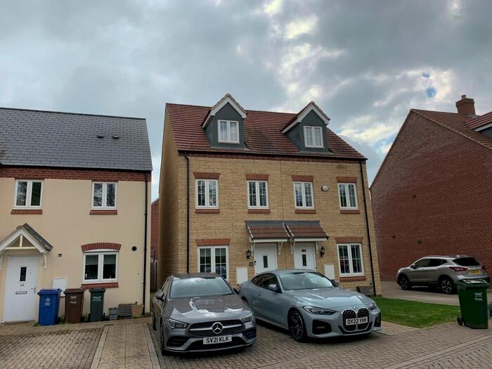 3 Bedroom Semi-Detached House To Rent In Redcar Road, Bicester, OX26