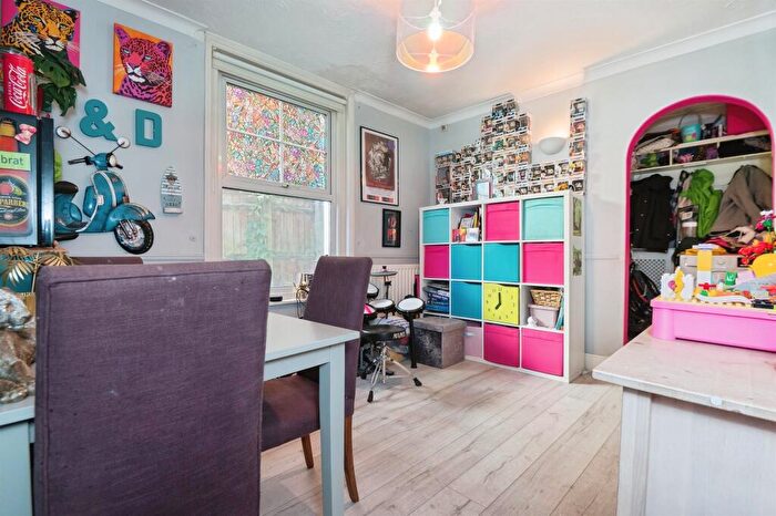 3 Bedroom Semi-Detached House For Sale In Clarendon Road, Southampton, SO16