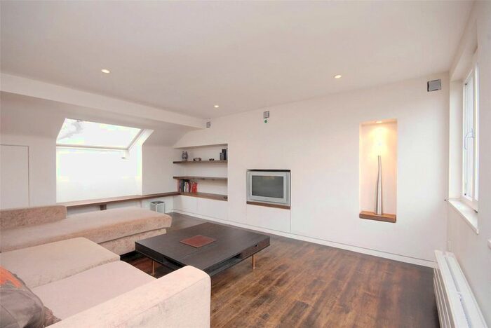 2 Bedroom Flat To Rent In Ellingham Road, London, W12