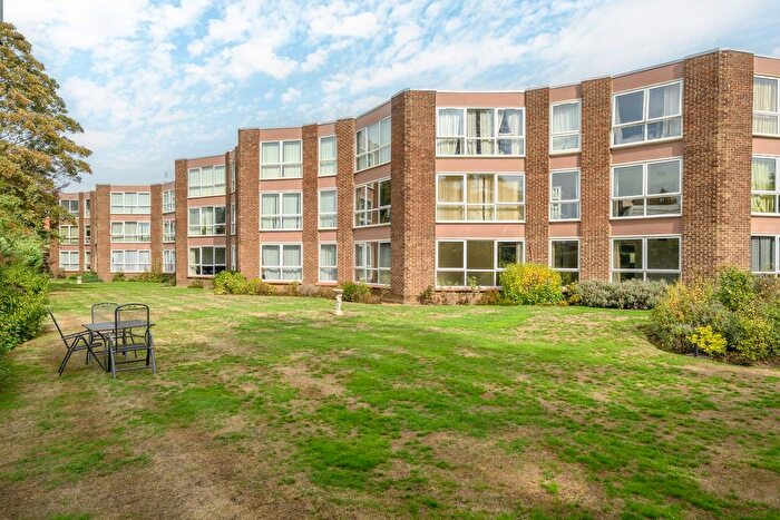 2 Bedroom Flat For Sale In Parkside Court, Weybridge, KT13