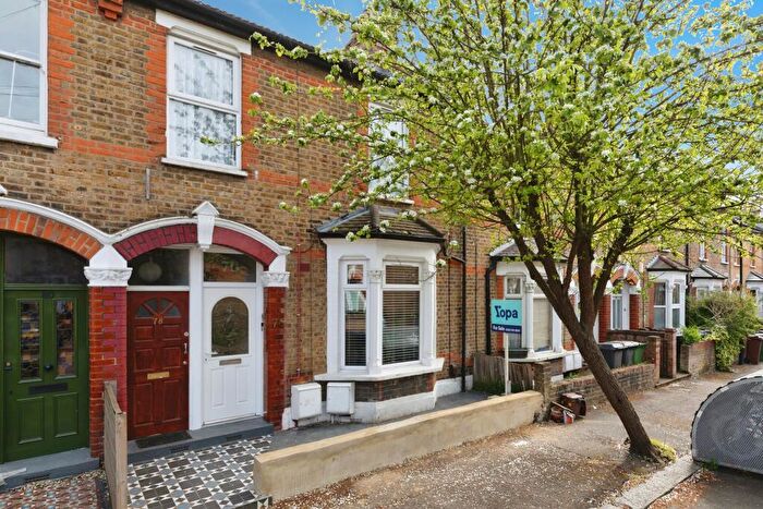 2 Bedroom Maisonette For Sale In Camden Road, London, E17