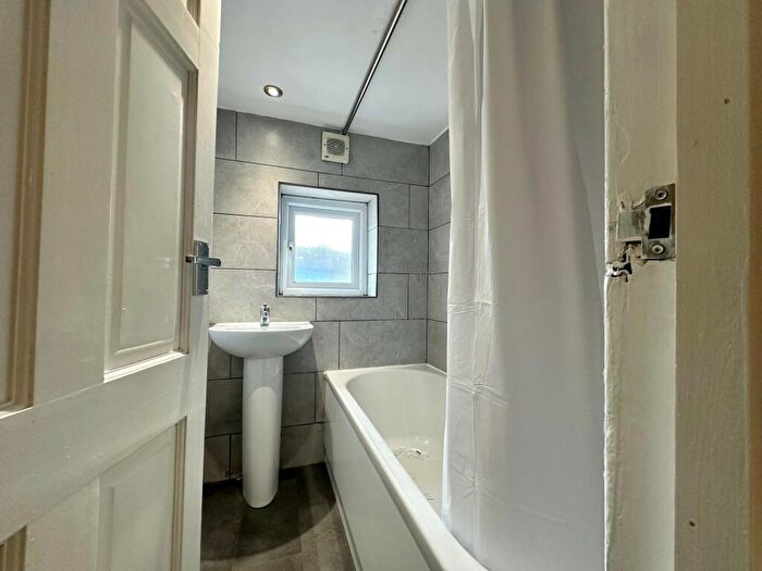 3 Bedroom Terraced House To Rent In Thomas Street, BB8