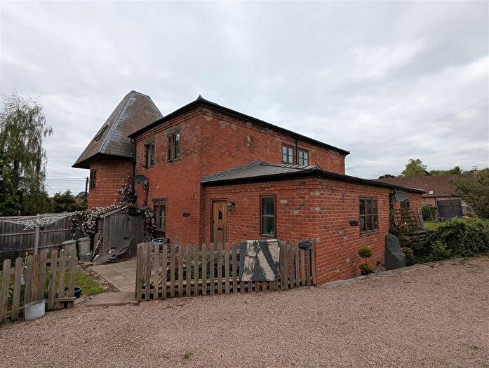 3 Bedroom Property To Rent In Thingehill Court, Withington, HR1