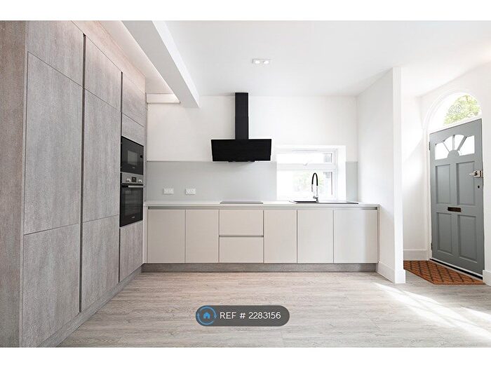 2 Bedroom Flat To Rent In New Cross Road, London, SE14