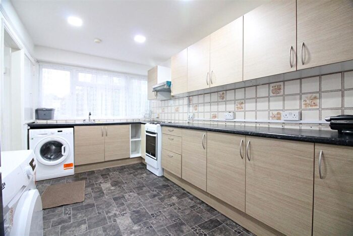 3 Bedroom Flat To Rent In Dunedin Way, Hayes, UB4