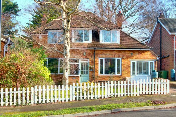4 Bedroom Detached House For Sale In Bassett, Southampton, SO16