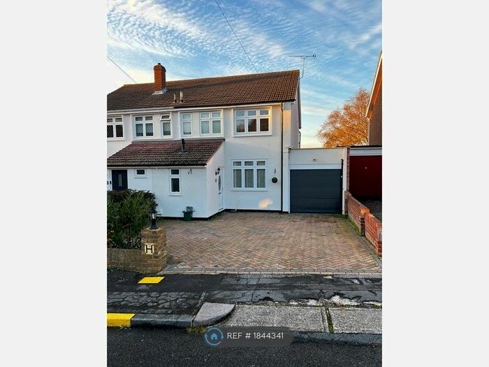3 Bedroom Semi-Detached House To Rent In The Knoll, Billericay, CM12