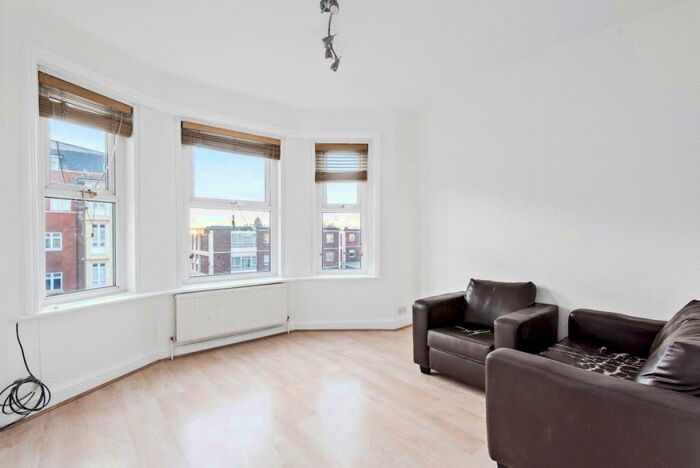 2 Bedroom Apartment To Rent In High Road, North Finchley, N12