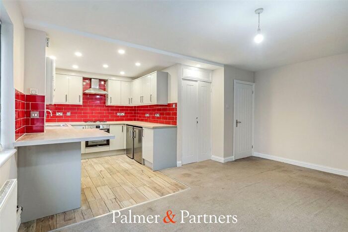 2 Bedroom Flat For Sale In Violet Close, Chelmsford, Essex, CM1