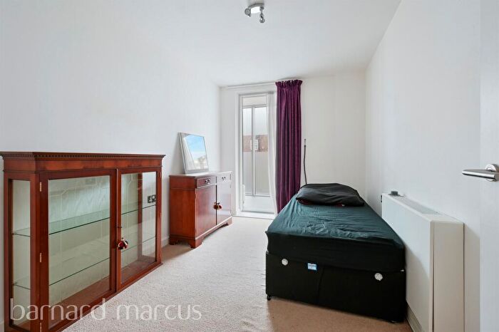 2 Bedroom Flat For Sale In Glengall Road, London, SE15