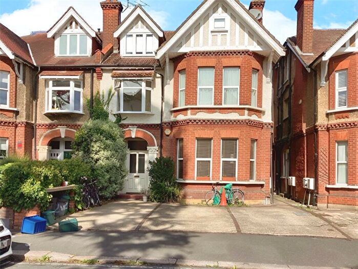1 Bedroom Flat To Rent In Vicarage Road, Hampton Wick, Kingston Upon Thames, Surrey, KT1