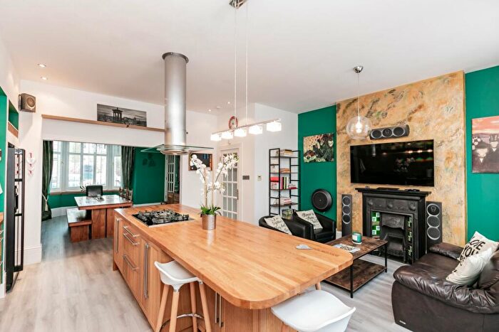 4 Bedroom End Of Terrace House To Rent In Forest Avenue, Aberdeen, AB15