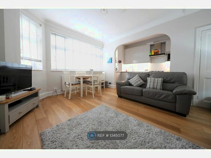 2 Bedroom Flat To Rent In Station Approach, Hayes, Bromley, BR2