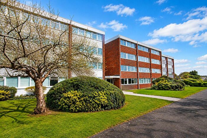 2 Bedroom Flat To Rent In Long Green, Chigwell, IG7