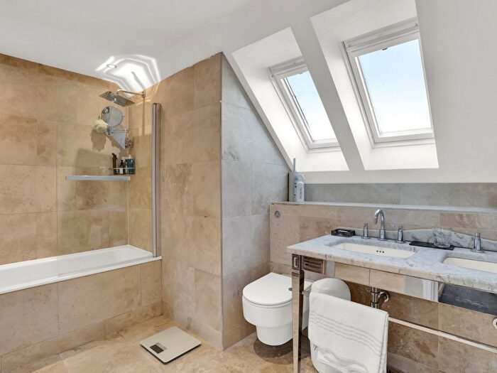 2 Bedroom Flat For Sale In Grosvenor Road, London, SW1V