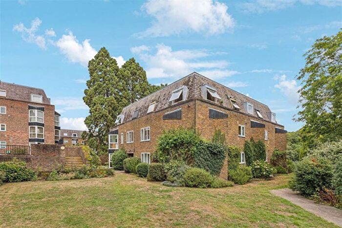 3 Bedroom Flat For Sale In Twickenham Road, Teddington, TW11