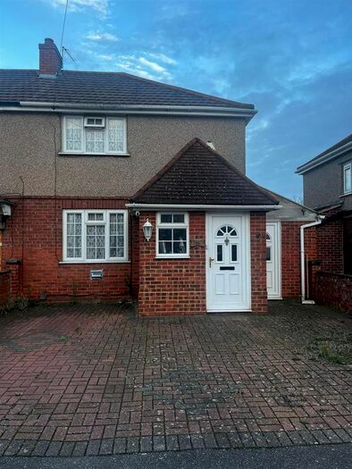 3 Bedroom End Of Terrace House To Rent In Beaumont Road, Slough, SL2