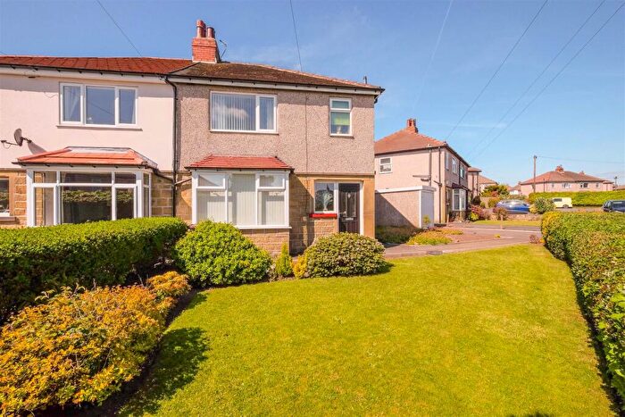 3 Bedroom Semi-Detached House For Sale In Ryndleside, Huddersfield, HD3