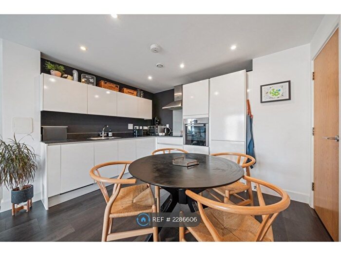 3 Bedroom Flat To Rent In Mildmay Avenue, London, N1