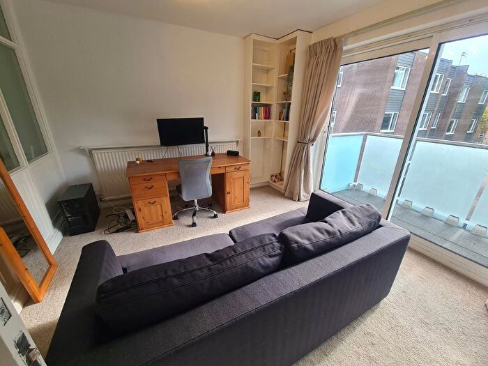 2 Bedroom Flat To Rent In Woodville Court, Roundhay, Leeds, West Yorkshire, LS8